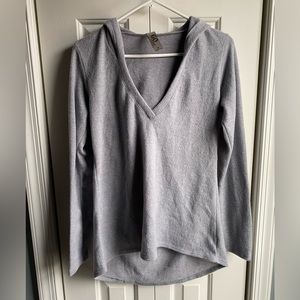 Go Couture Womens Long Sleeve Gray Hooded V-Neck Tunic Top Sweater Size Medium